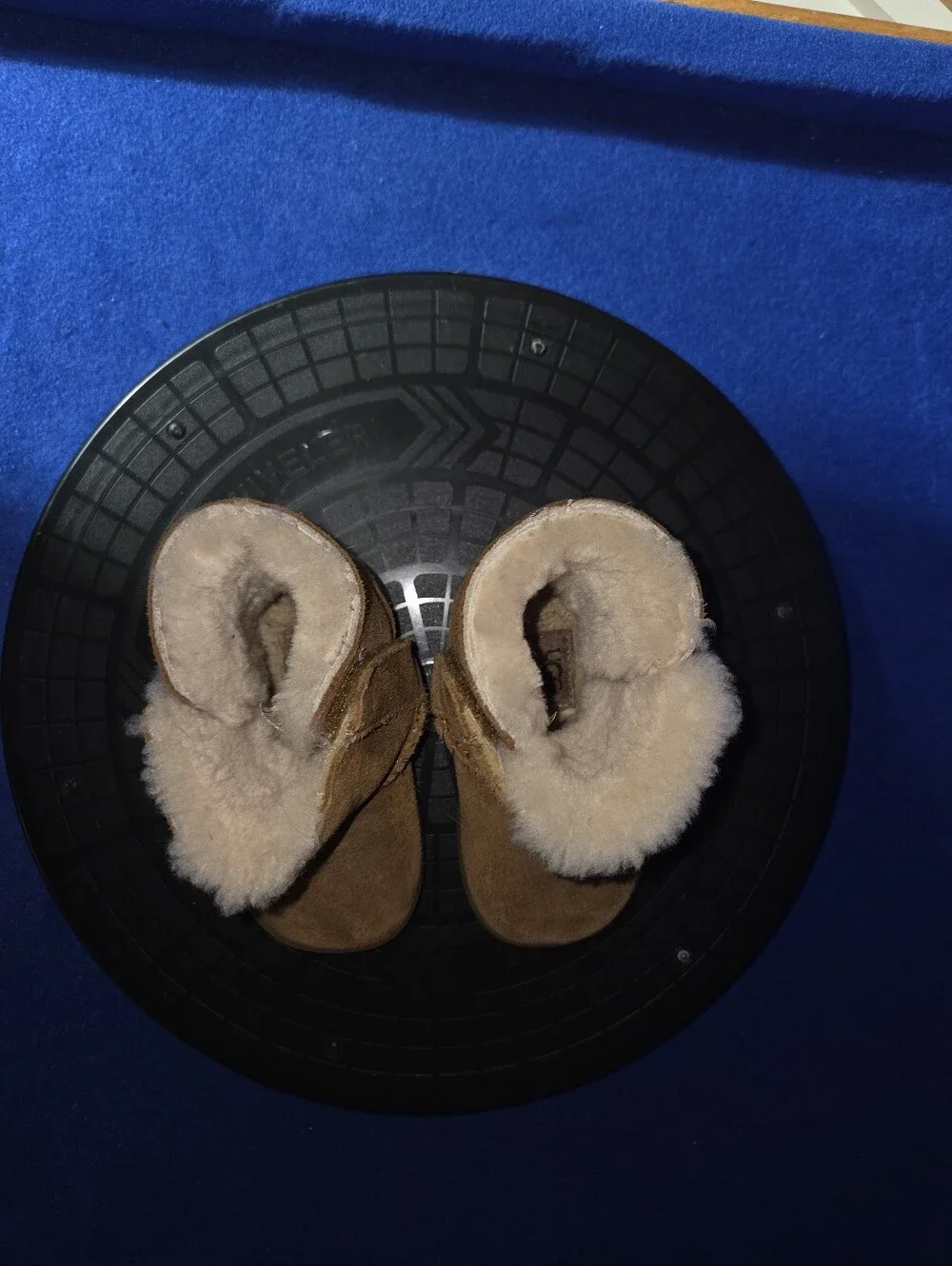 UGG Kids Keelan Chestnut Shearling Water Resistant Boots, Sz. 04/05-US, 20.5-EU